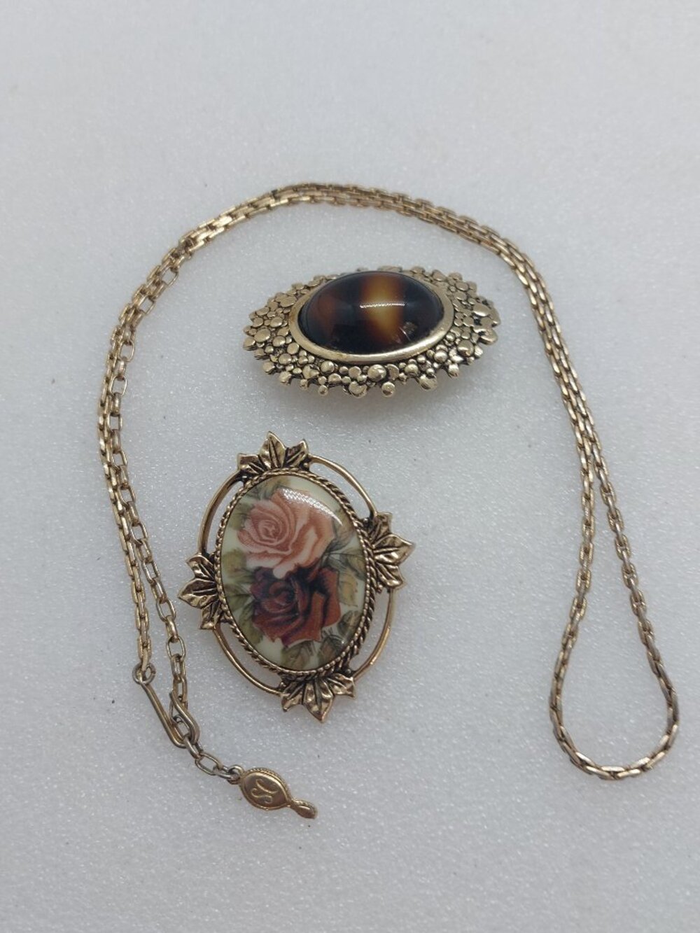 Vintage Sarah Coventry Signed Jewelry Gold Tone Chain & 2 Brooch / Pin